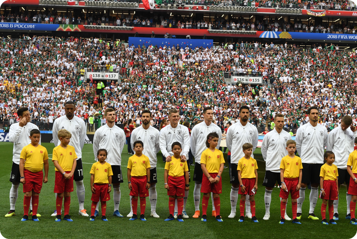 Почему футболисты выходят на поле с детьми. Кровавые истоки самой милой традиции в спорте