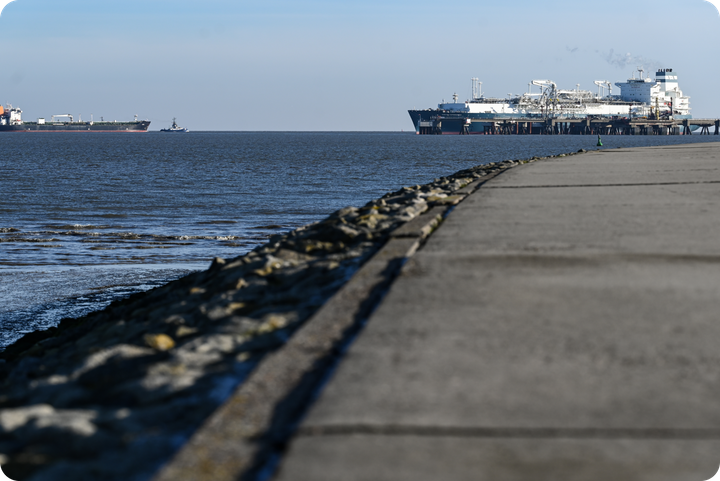 Снятие санкций с российской нефти, блокировка VPN-трафика и спрос на протеиновые батончики. Что нового к утру 13 марта